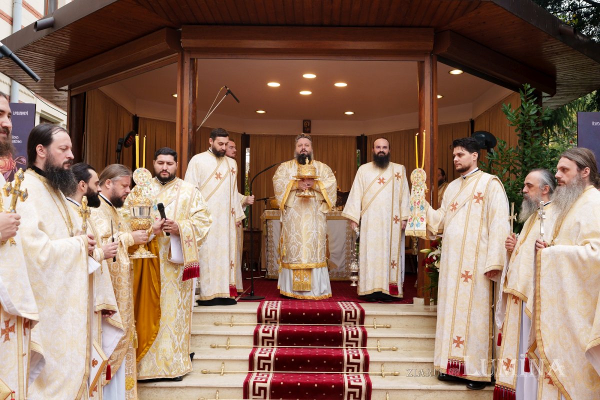 Râuri de evlavie către ierarhul tămăduitor de la Eghina 347510