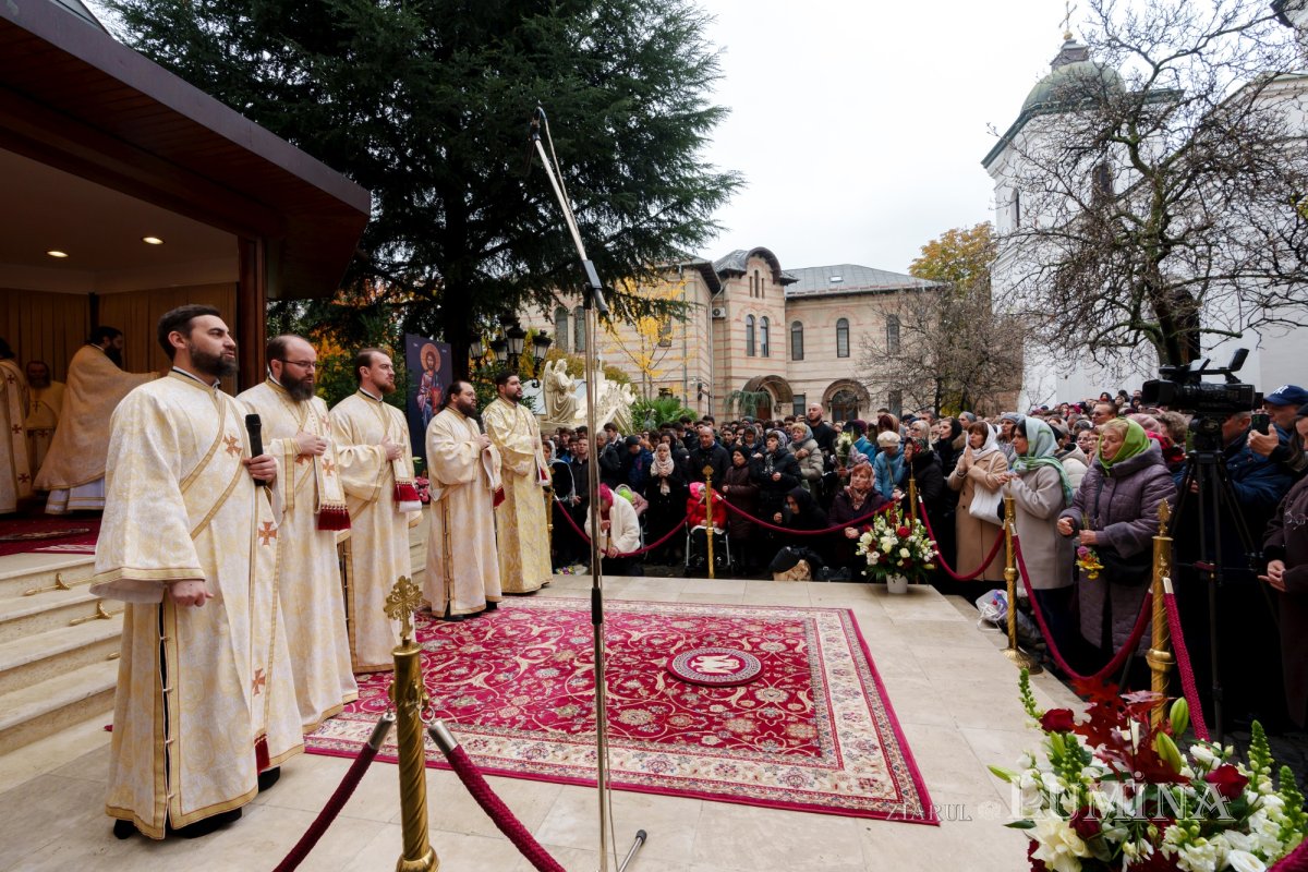 Râuri de evlavie către ierarhul tămăduitor de la Eghina 347512