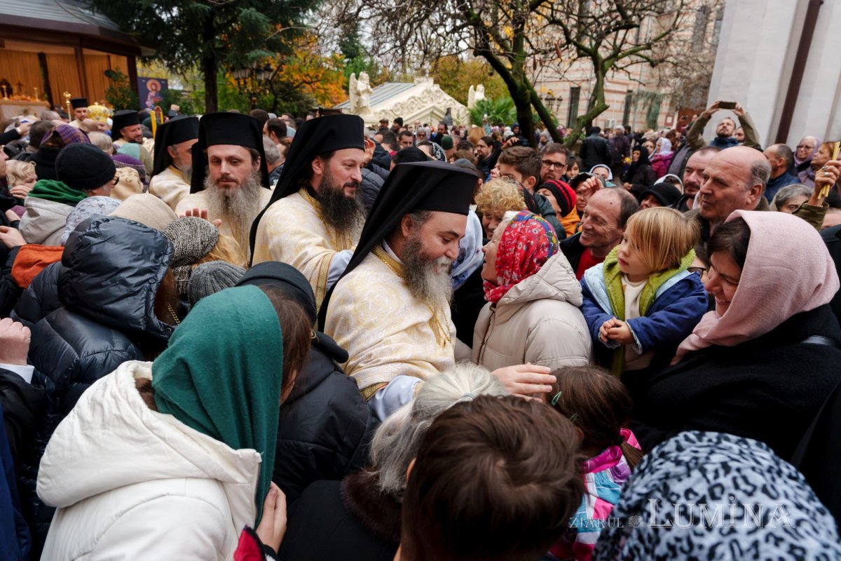 Râuri de evlavie către ierarhul tămăduitor de la Eghina 347514