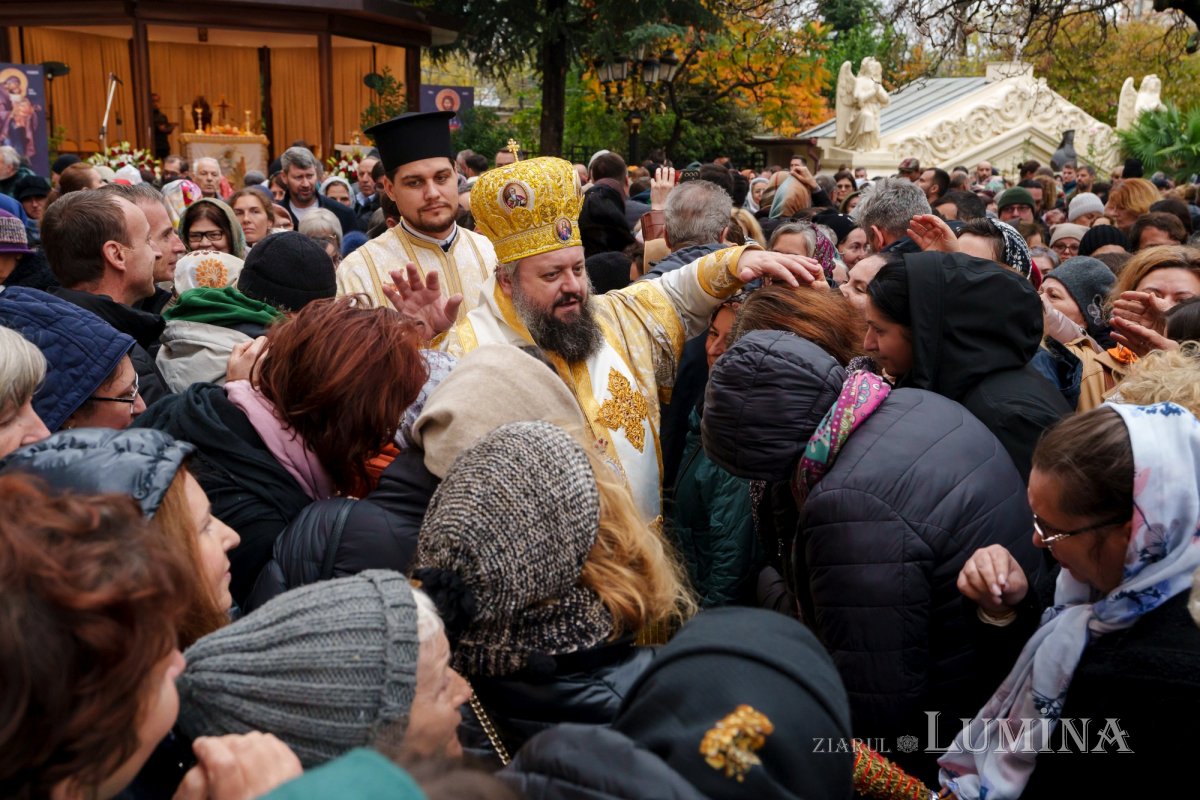Râuri de evlavie către ierarhul tămăduitor de la Eghina 347515