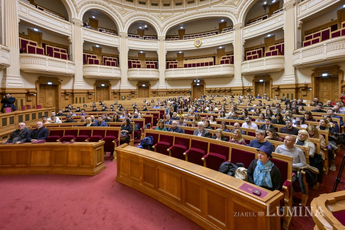 Peste 200 de pictori, distinși în Aula Magna „Teoctist Patriarhul” 347802
