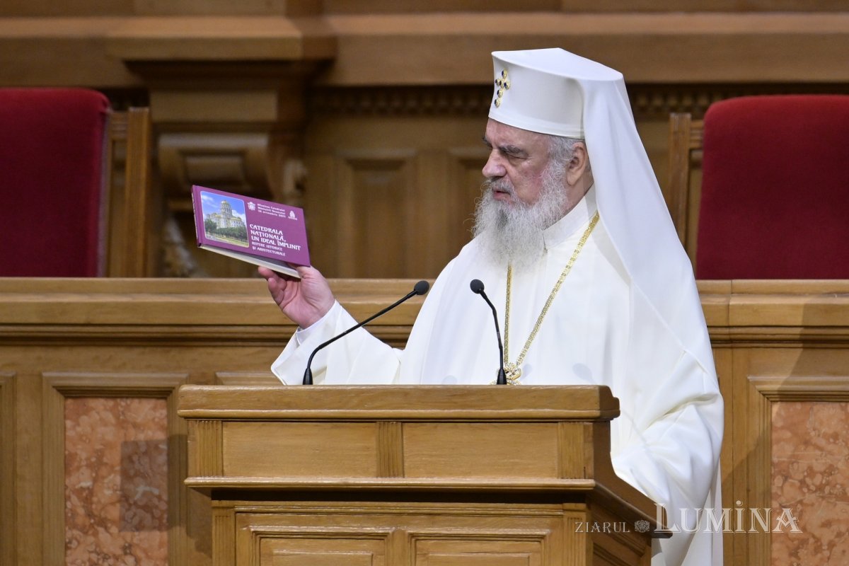 Peste 200 de pictori, distinși în Aula Magna „Teoctist Patriarhul” 347816