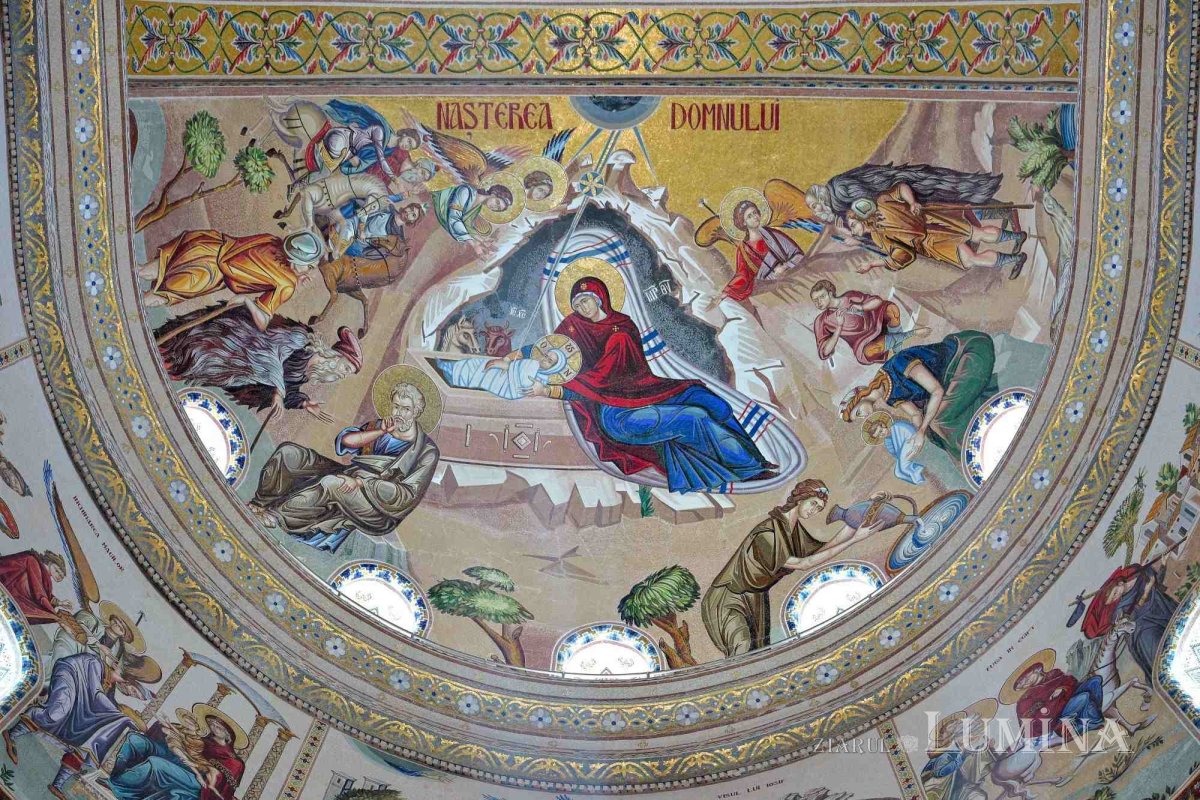 Sclipirile Luminii: Mozaicuri din Catedrala Naţională 349035