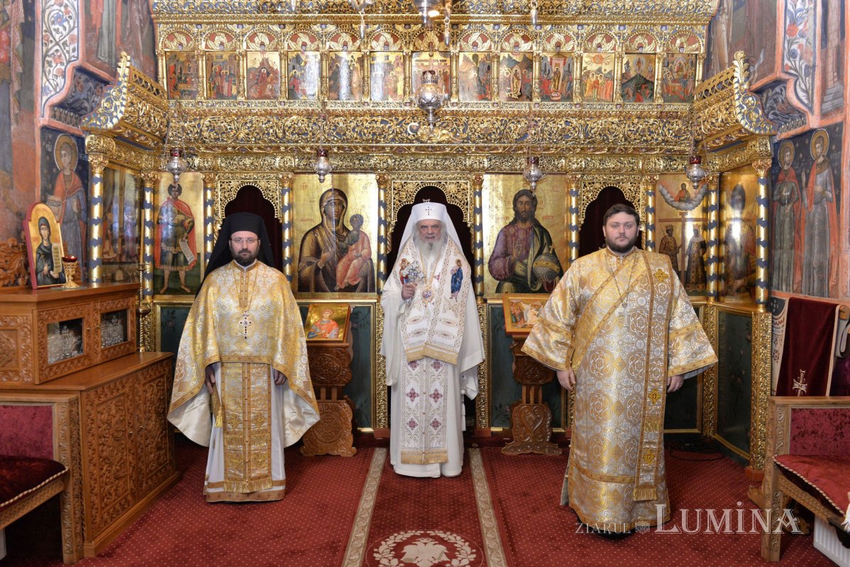 „Botezul creștin, temelia vieții în harul Sfintei Treimi” 352191