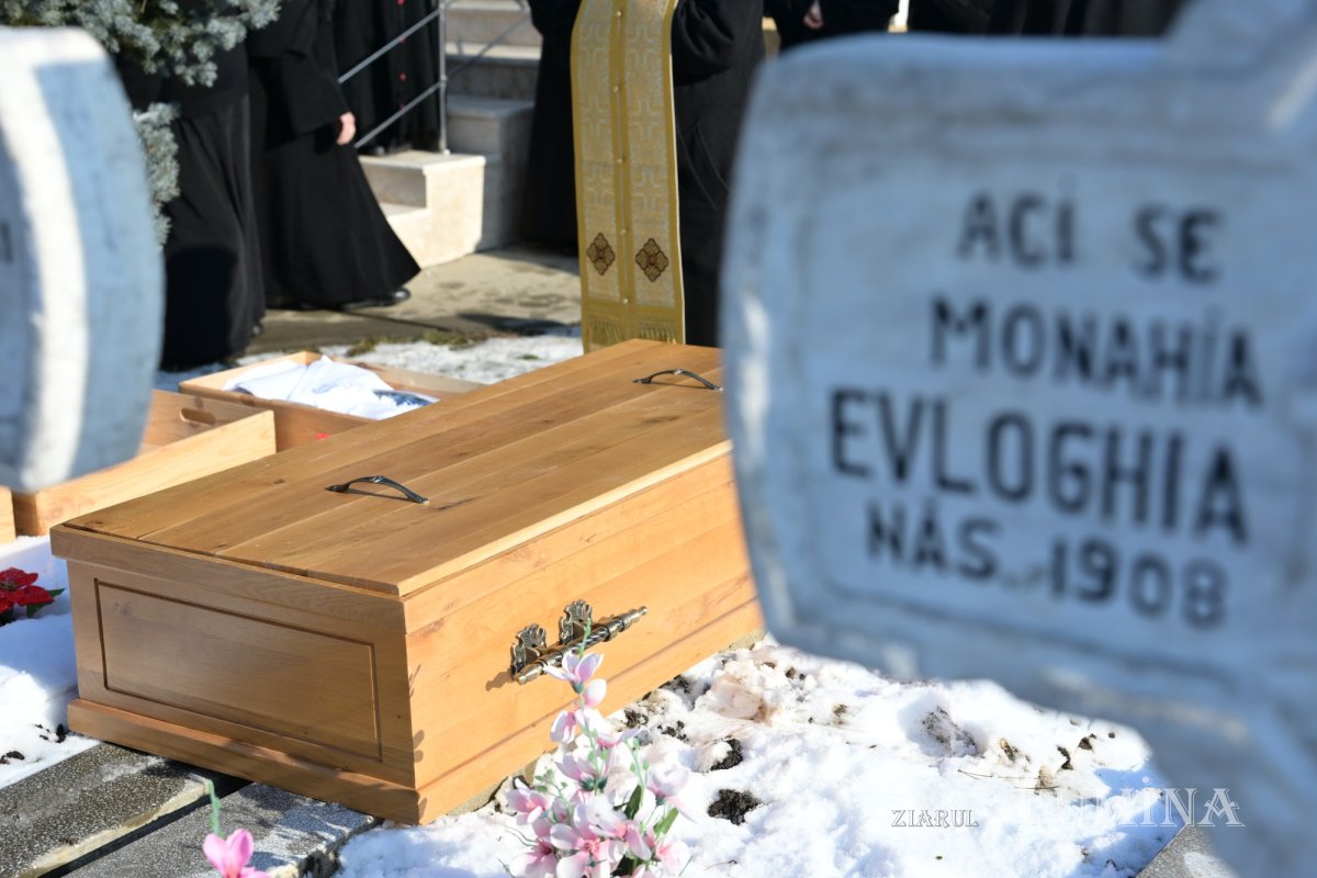 Deshumarea osemintelor Cuvioasei Mucenițe Evloghia de la Samurcășești 352870