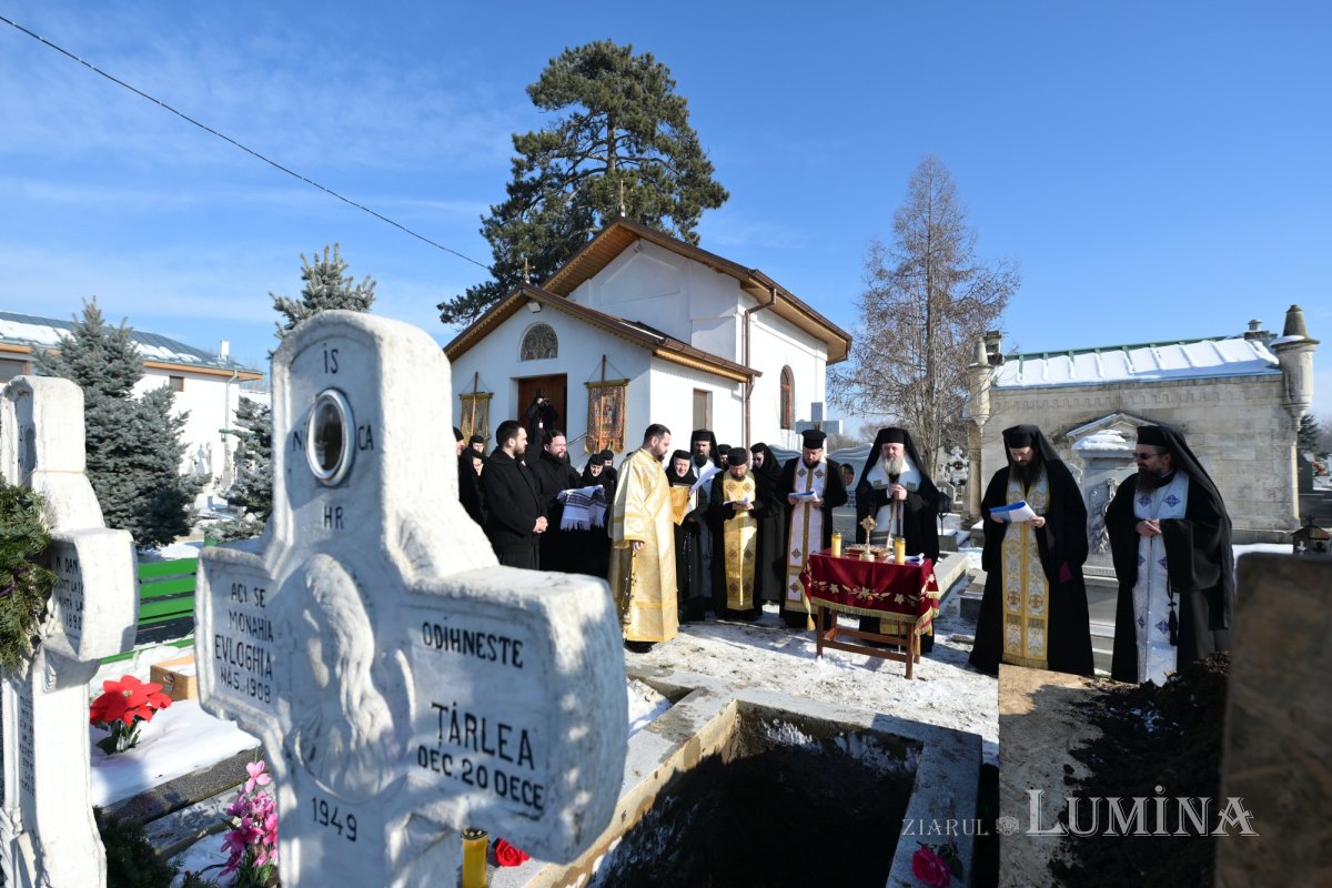 Deshumarea osemintelor Cuvioasei Mucenițe Evloghia de la Samurcășești 352875