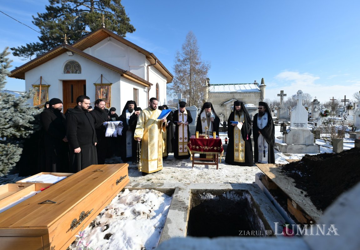 Deshumarea osemintelor Cuvioasei Mucenițe Evloghia de la Samurcășești 352877