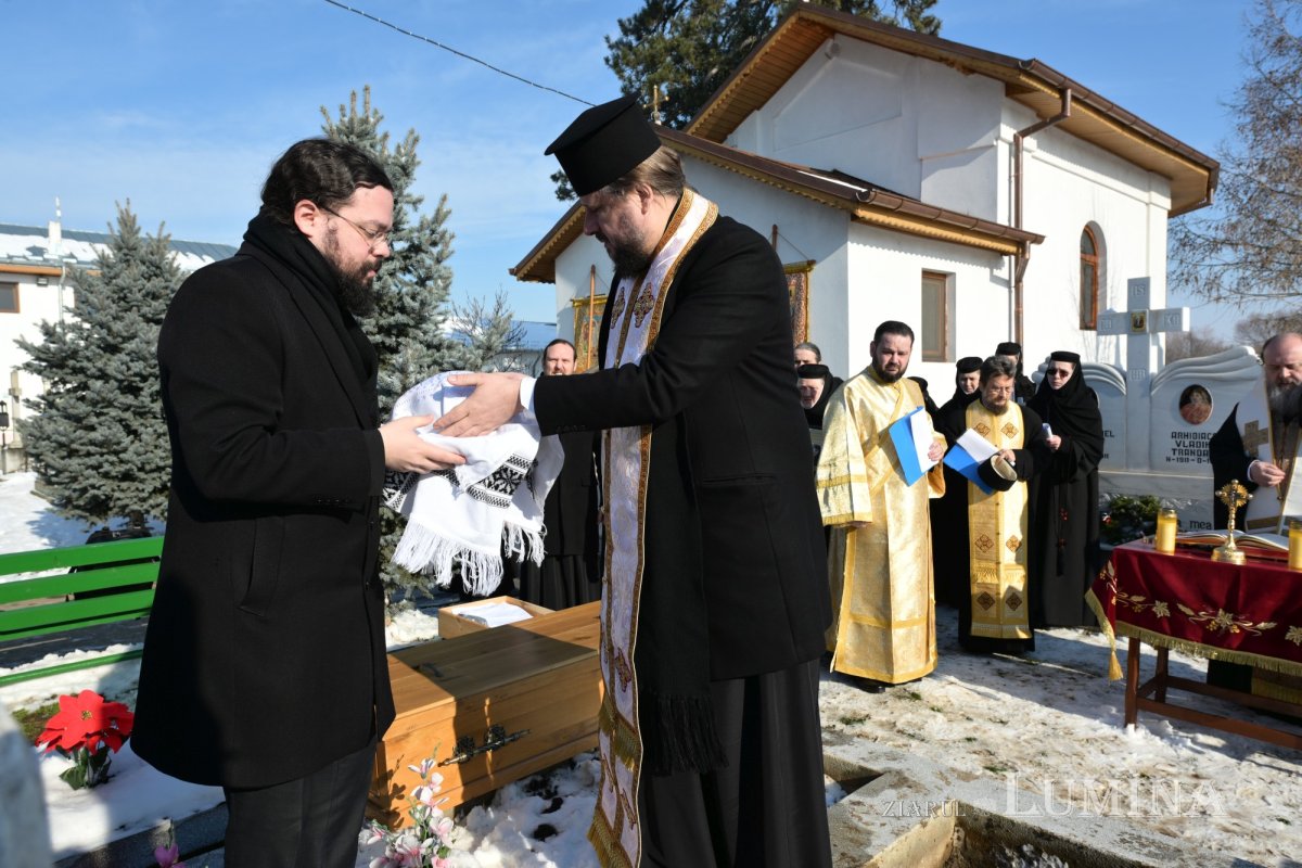 Deshumarea osemintelor Cuvioasei Mucenițe Evloghia de la Samurcășești 352879