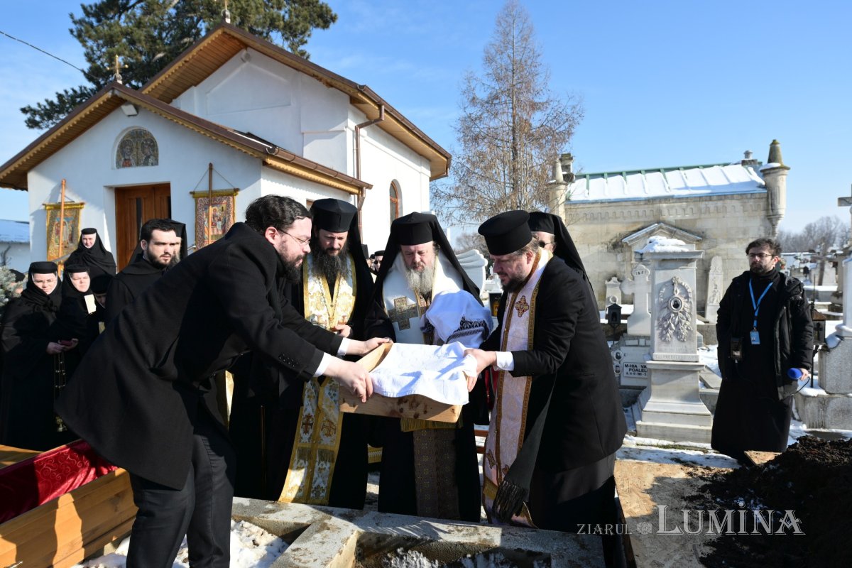 Deshumarea osemintelor Cuvioasei Mucenițe Evloghia de la Samurcășești 352880