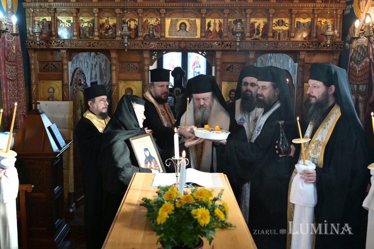 Deshumarea osemintelor Cuvioasei Mucenițe Evloghia de la Samurcășești 352884