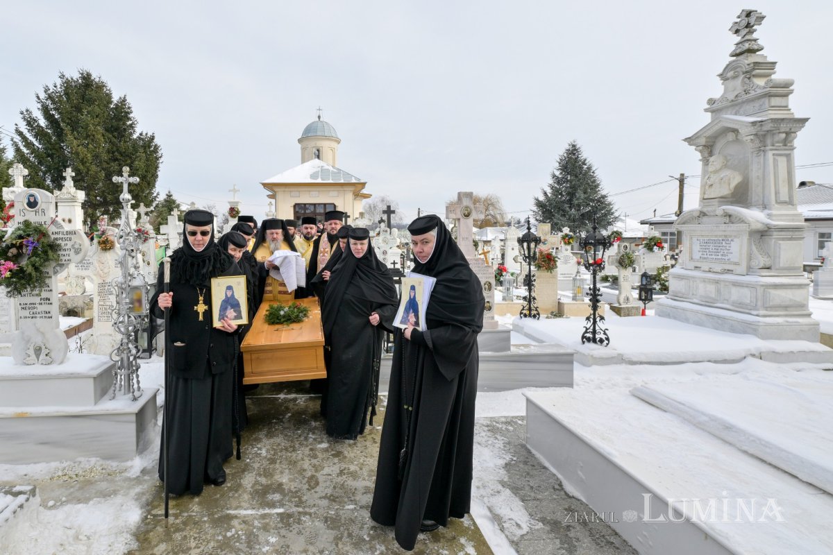 Au fost deshumate osemintele Cuvioasei Elisabeta de la Pasărea 352970