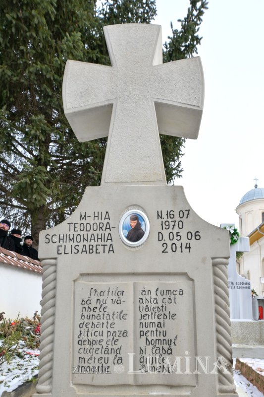 Au fost deshumate osemintele Cuvioasei Elisabeta de la Pasărea 352975