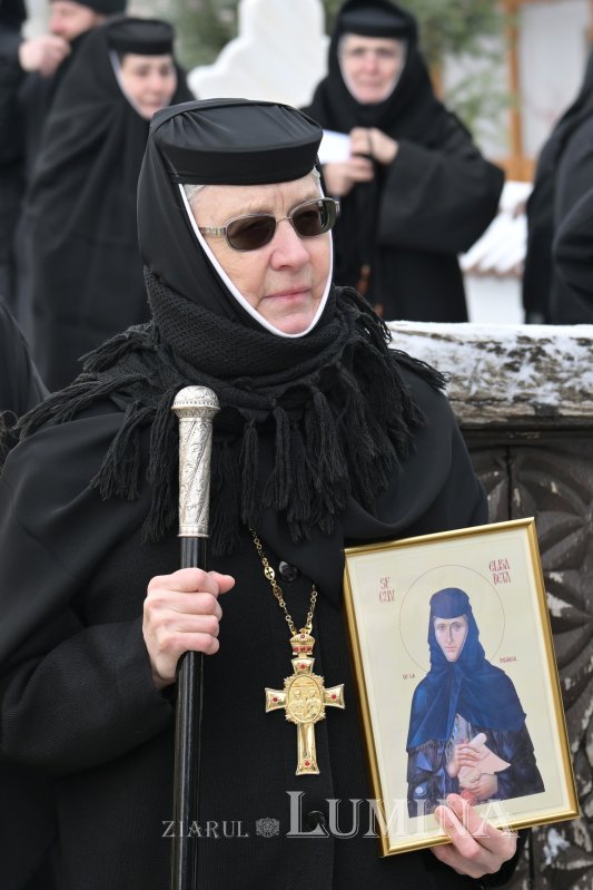 Au fost deshumate osemintele Cuvioasei Elisabeta de la Pasărea 352976