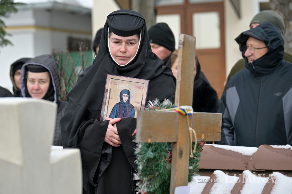 Au fost deshumate osemintele Cuvioasei Elisabeta de la Pasărea 352977