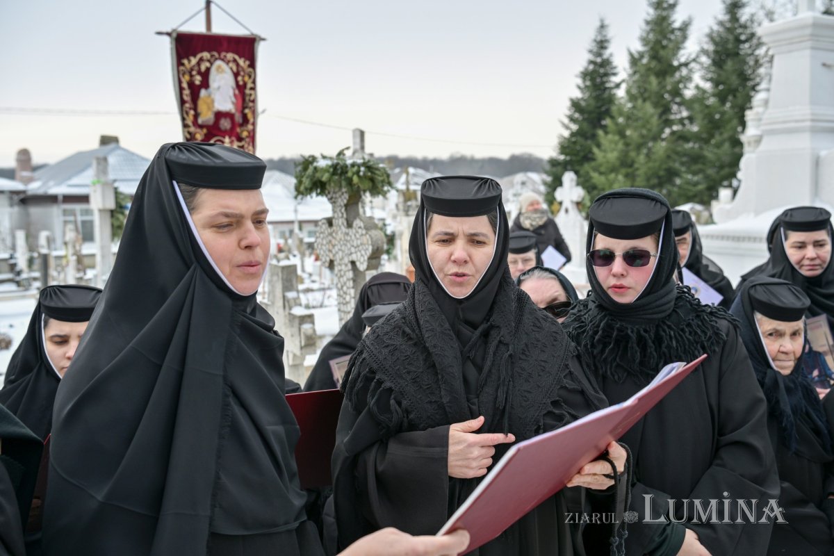 Au fost deshumate osemintele Cuvioasei Elisabeta de la Pasărea 352979