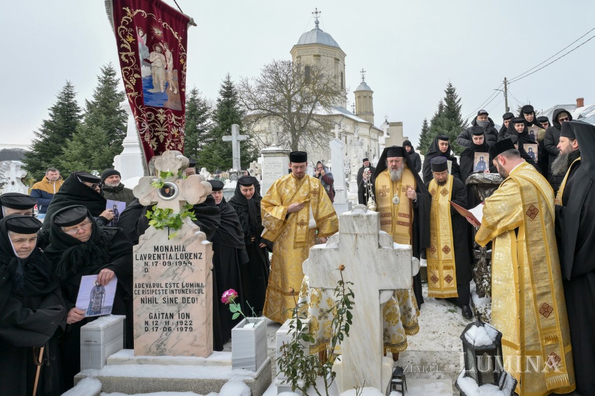 Au fost deshumate osemintele Cuvioasei Elisabeta de la Pasărea 352981