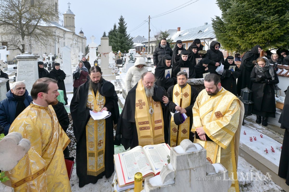Au fost deshumate osemintele Cuvioasei Elisabeta de la Pasărea 352983