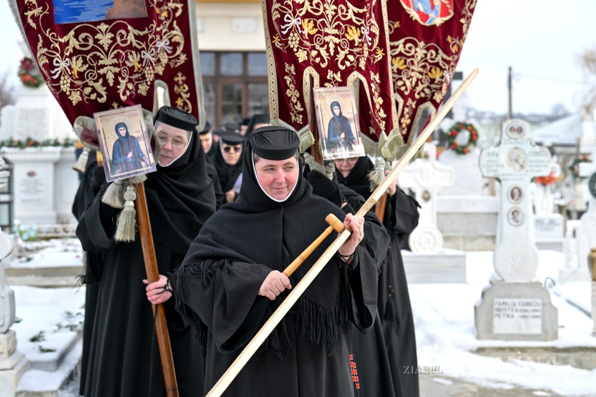 Au fost deshumate osemintele Cuvioasei Elisabeta de la Pasărea 352984