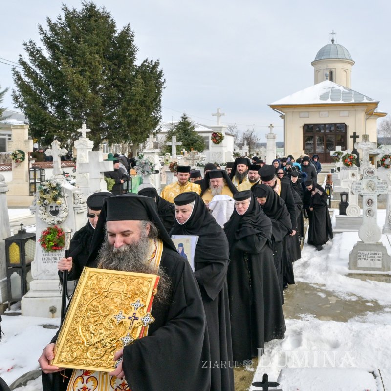 Au fost deshumate osemintele Cuvioasei Elisabeta de la Pasărea 352985