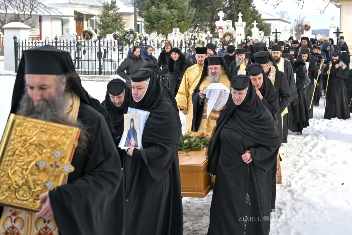 Au fost deshumate osemintele Cuvioasei Elisabeta de la Pasărea 352986