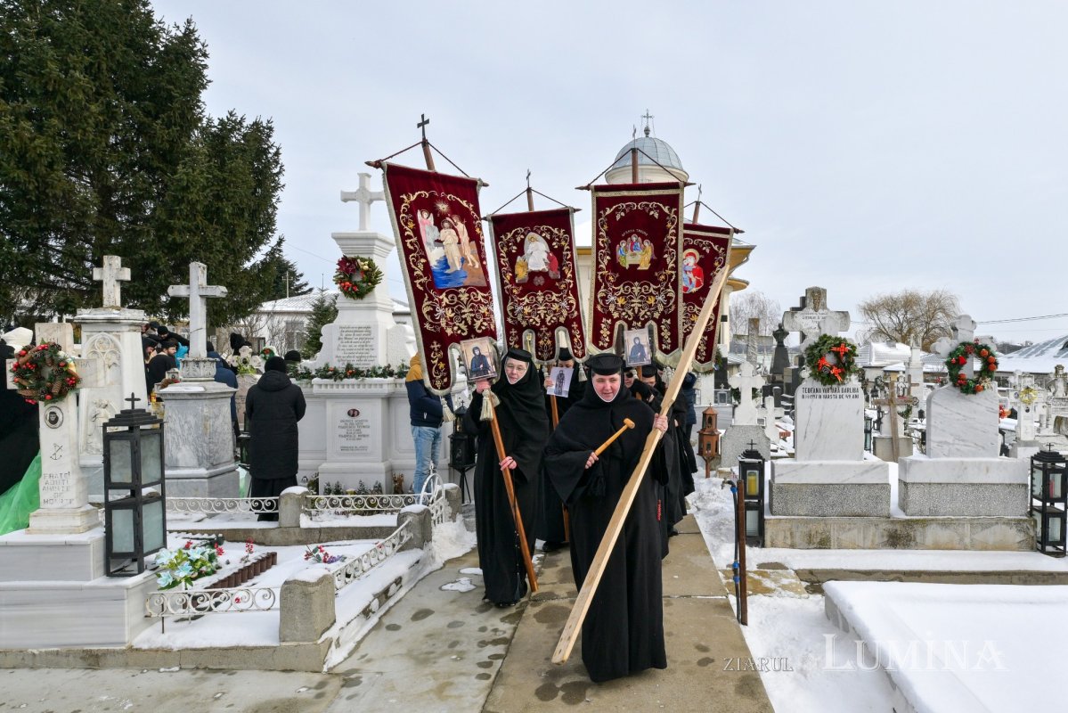 Au fost deshumate osemintele Cuvioasei Elisabeta de la Pasărea 352987