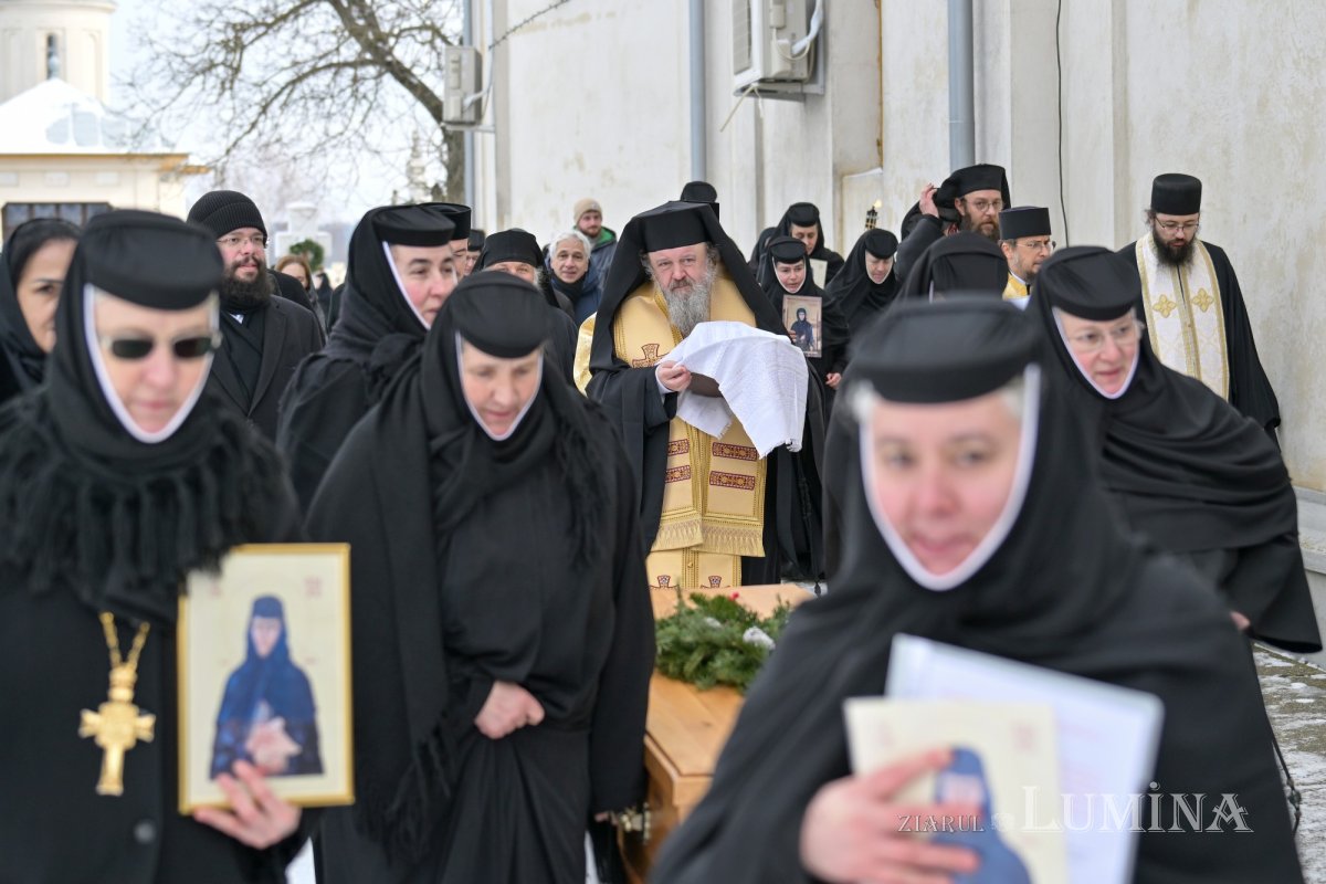 Au fost deshumate osemintele Cuvioasei Elisabeta de la Pasărea 352988