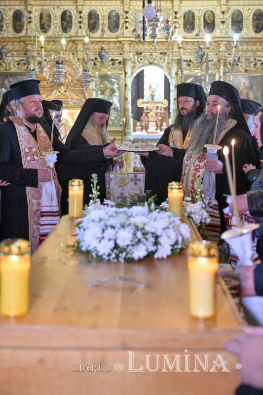 Au fost deshumate osemintele Cuvioasei Elisabeta de la Pasărea 352989