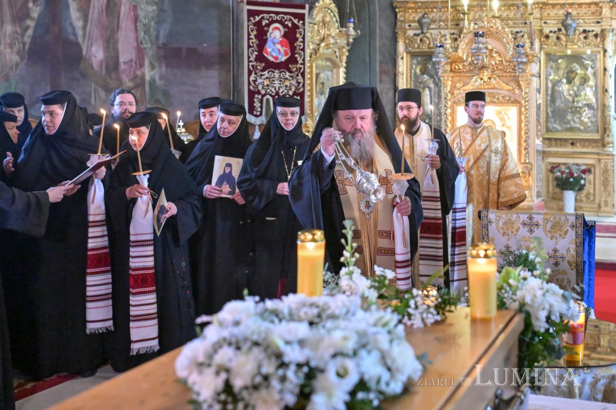 Au fost deshumate osemintele Cuvioasei Elisabeta de la Pasărea 352990