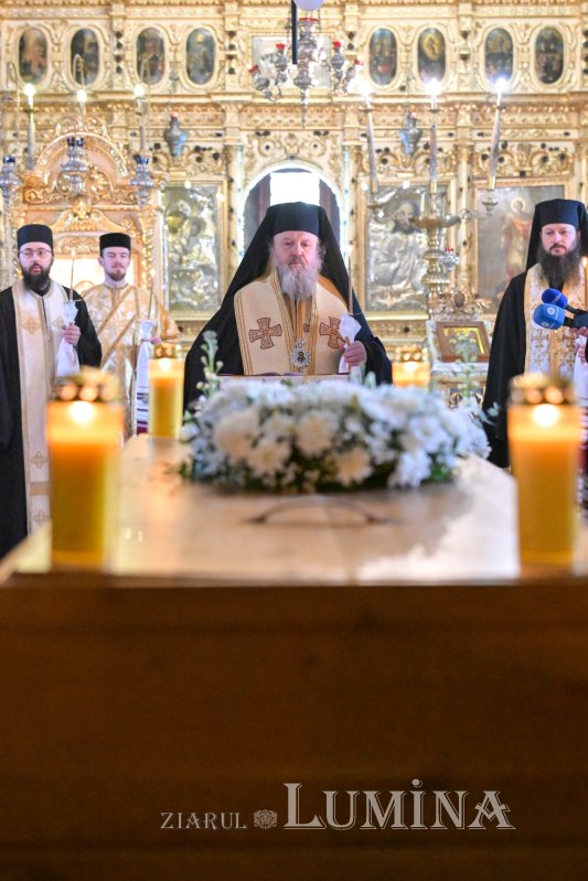 Au fost deshumate osemintele Cuvioasei Elisabeta de la Pasărea 352991