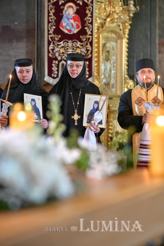 Au fost deshumate osemintele Cuvioasei Elisabeta de la Pasărea 352992