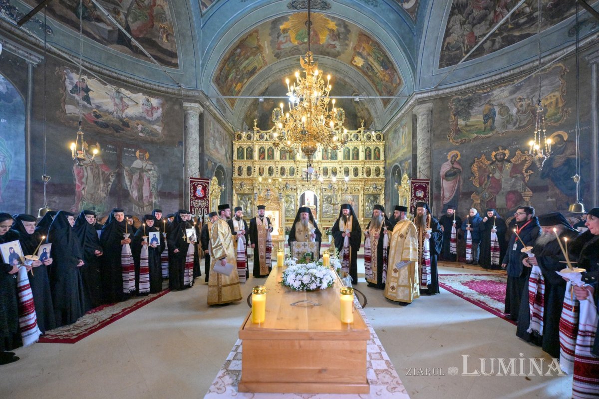 Au fost deshumate osemintele Cuvioasei Elisabeta de la Pasărea 352993