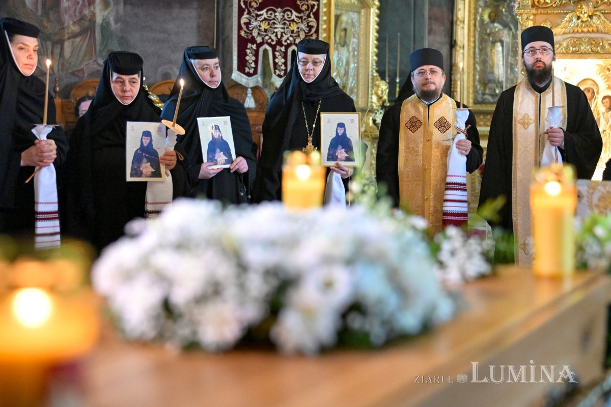 Au fost deshumate osemintele Cuvioasei Elisabeta de la Pasărea 352994