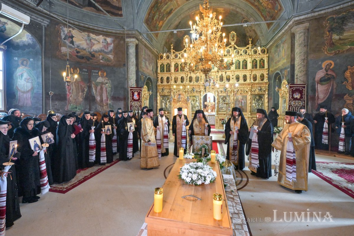 Au fost deshumate osemintele Cuvioasei Elisabeta de la Pasărea 352996