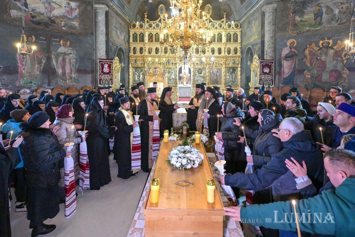 Au fost deshumate osemintele Cuvioasei Elisabeta de la Pasărea 352998