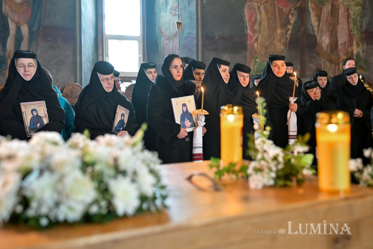 Au fost deshumate osemintele Cuvioasei Elisabeta de la Pasărea 353000