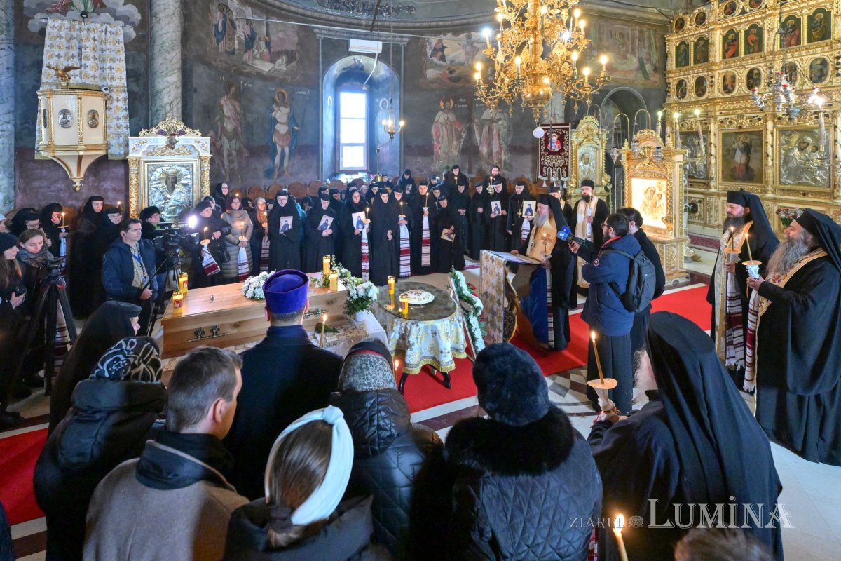 Au fost deshumate osemintele Cuvioasei Elisabeta de la Pasărea 353002