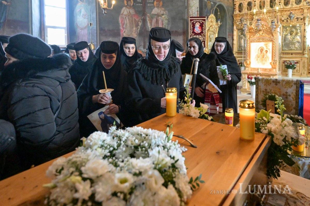 Au fost deshumate osemintele Cuvioasei Elisabeta de la Pasărea 353003