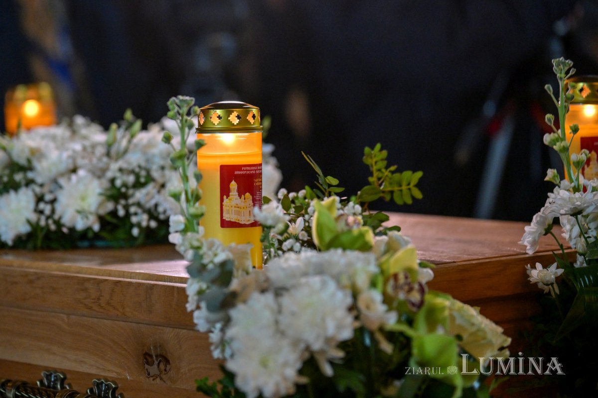 Au fost deshumate osemintele Cuvioasei Elisabeta de la Pasărea 353004