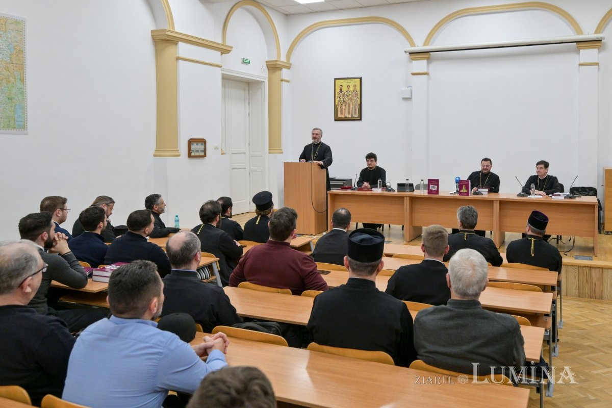 Lucrare dedicată Centenarului Patriarhiei Române, prezentată la Facultatea „Justinian Patriarhul” 353883