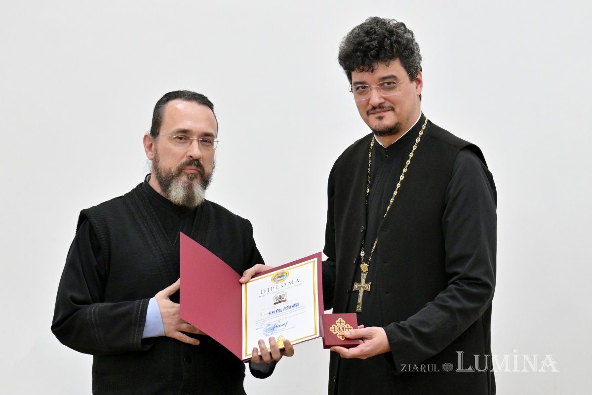 Lucrare dedicată Centenarului Patriarhiei Române, prezentată la Facultatea „Justinian Patriarhul” 353899