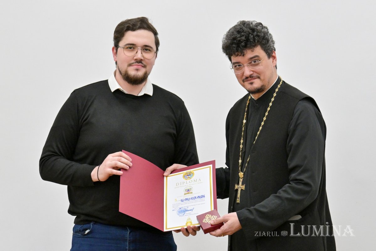Lucrare dedicată Centenarului Patriarhiei Române, prezentată la Facultatea „Justinian Patriarhul” 353900