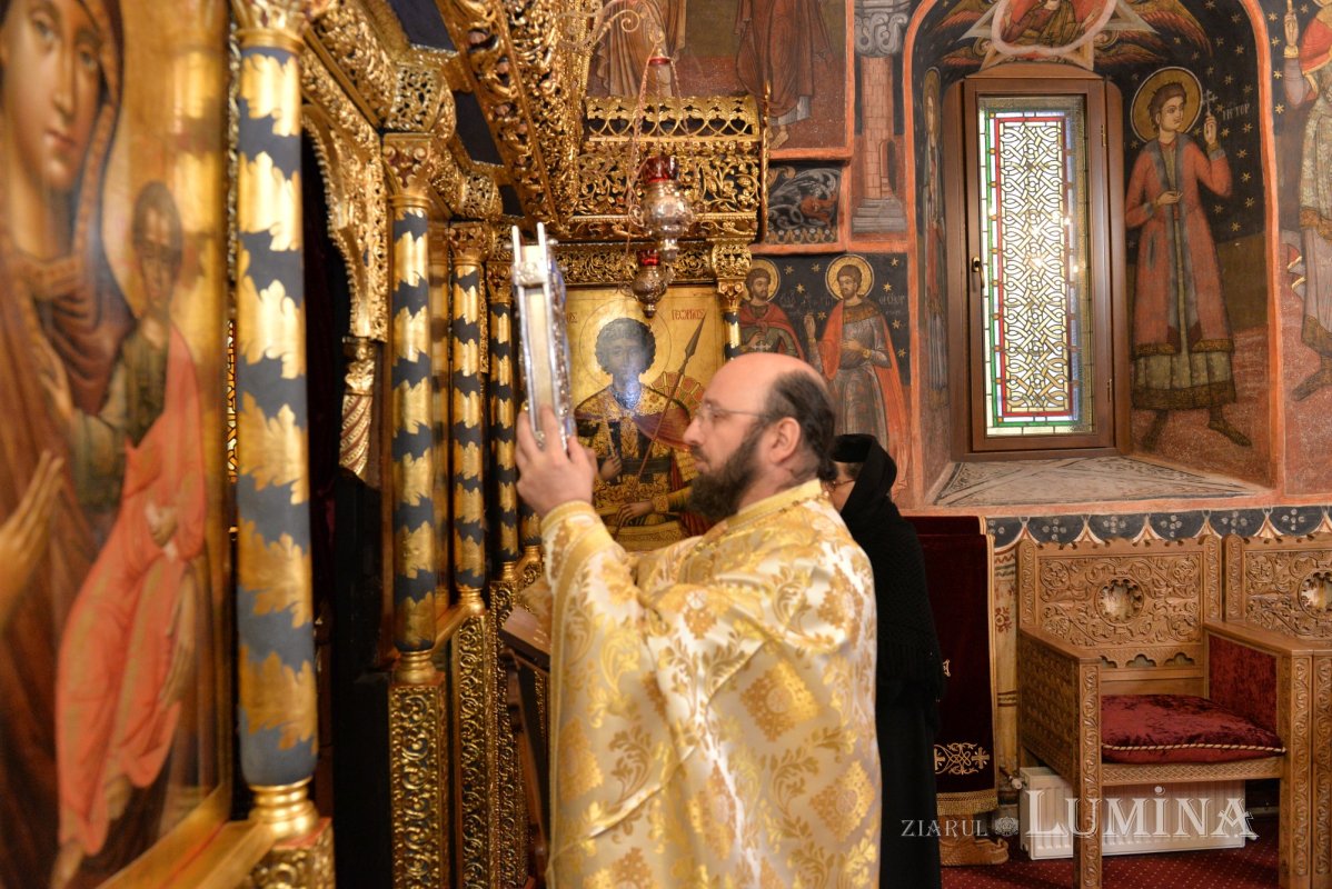 „Sfinții Trei Ierarhi au fost mari apărători ai demnității persoanei umane” 354109