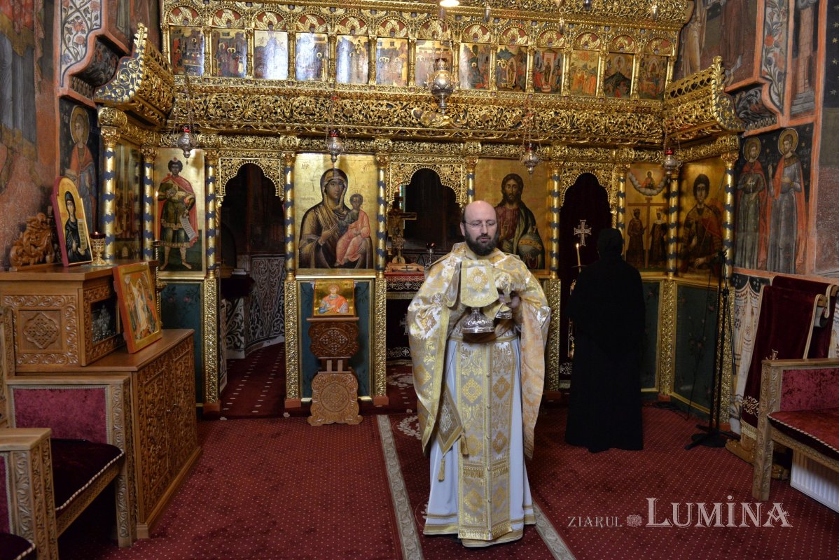 „Sfinții Trei Ierarhi au fost mari apărători ai demnității persoanei umane” 354111