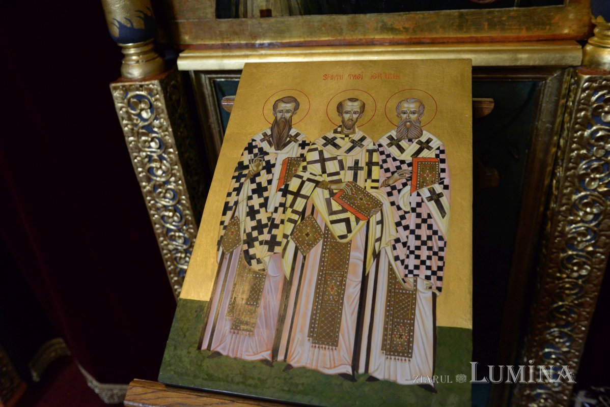 „Sfinții Trei Ierarhi au fost mari apărători ai demnității persoanei umane” 354115