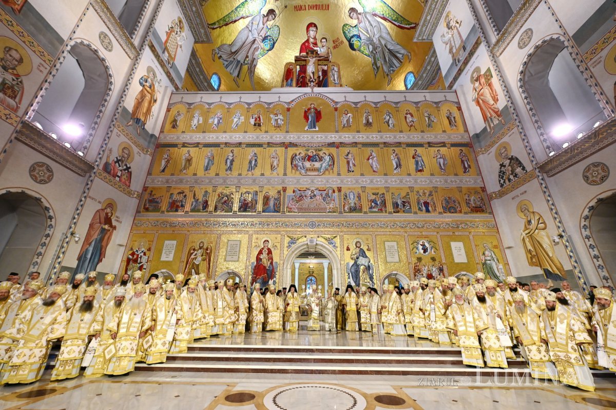 Centenarul Patriarhiei Române, noi sfinţi români şi sfinţirea picturii Catedralei Naţionale 354524