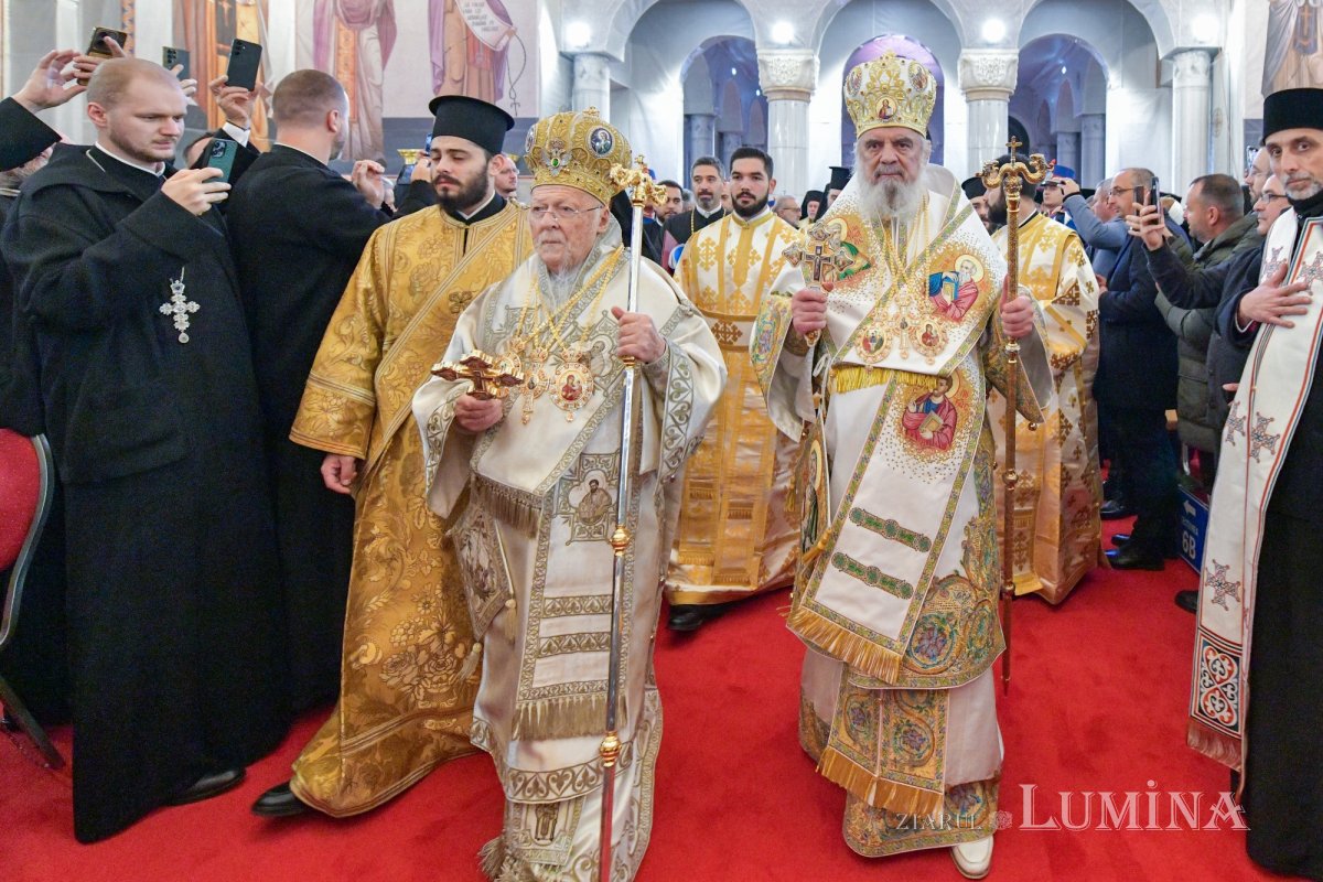 Centenarul Patriarhiei Române, noi sfinţi români şi sfinţirea picturii Catedralei Naţionale 354529