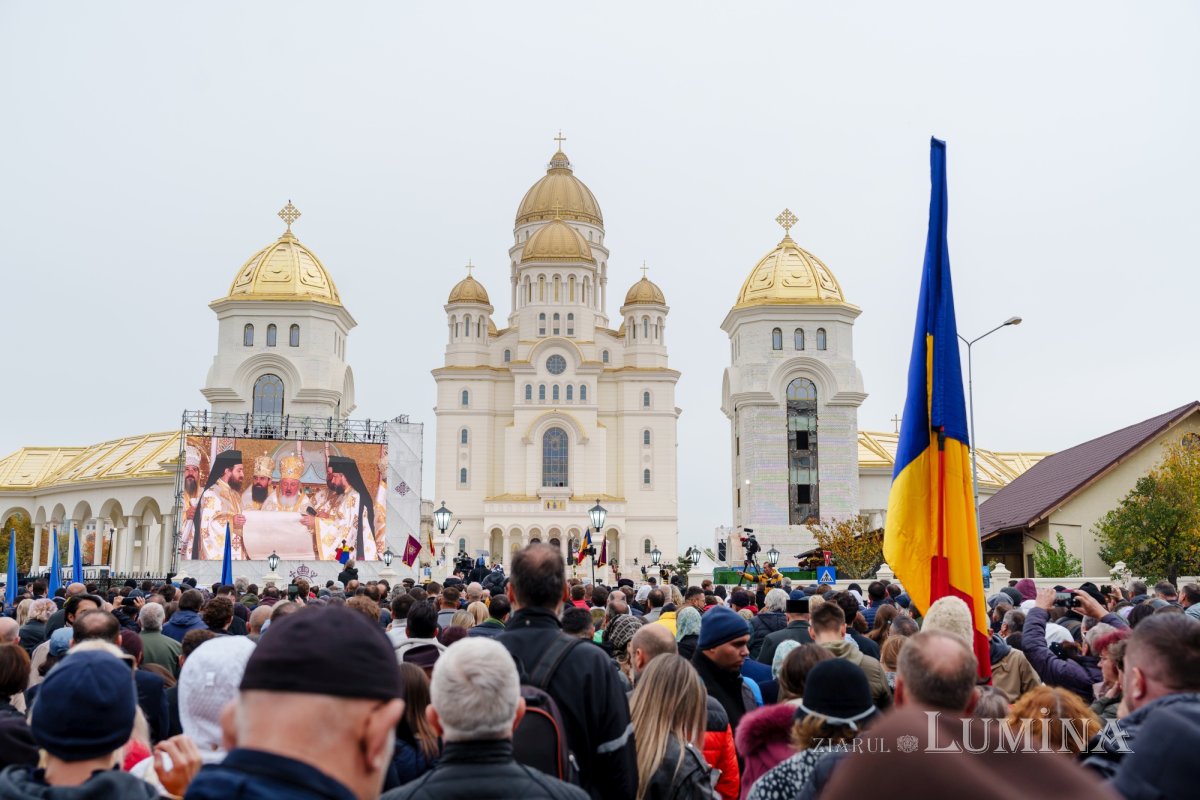 Centenarul Patriarhiei Române, noi sfinţi români şi sfinţirea picturii Catedralei Naţionale 354541