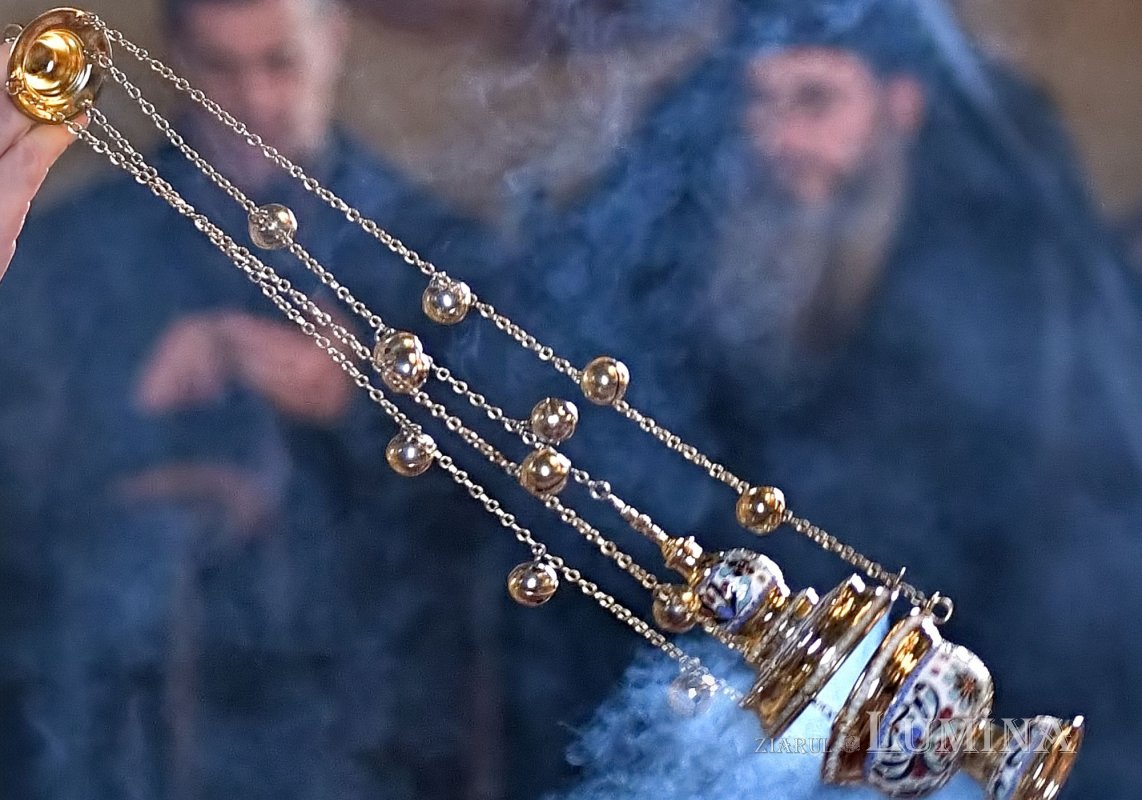 Dicționar teologic: cădelniţă; căţuie 357367