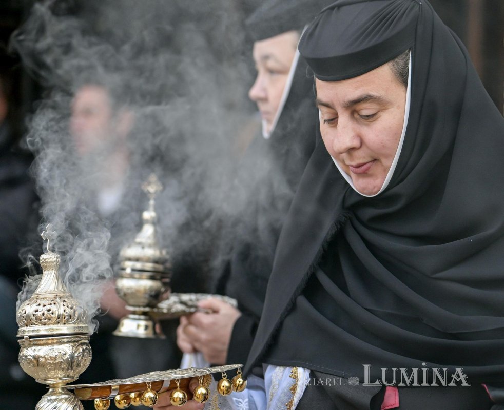 Dicționar teologic: cădelniţă; căţuie 357369