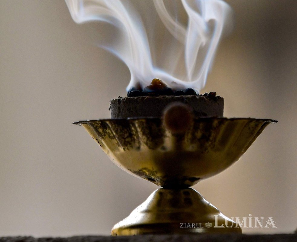 Dicționar teologic: cădelniţă; căţuie 357403